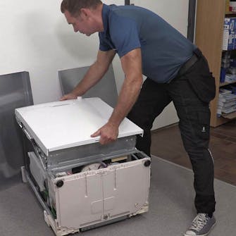 Niveaukontrol opvaskemaskine: Læg maskinen ned Niveaukontrol opvaskemaskine: Læg maskinen ned